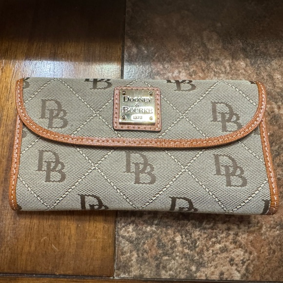 Dooney & Bourke Maxi Quilt Wallet - Picture 1 of 4